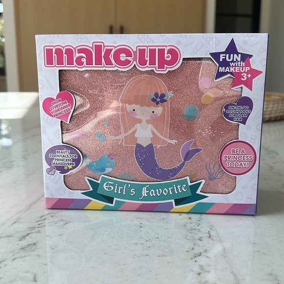 NIB Fun Makeup Kit with Brushes and Accessories - Picture 5 of 6